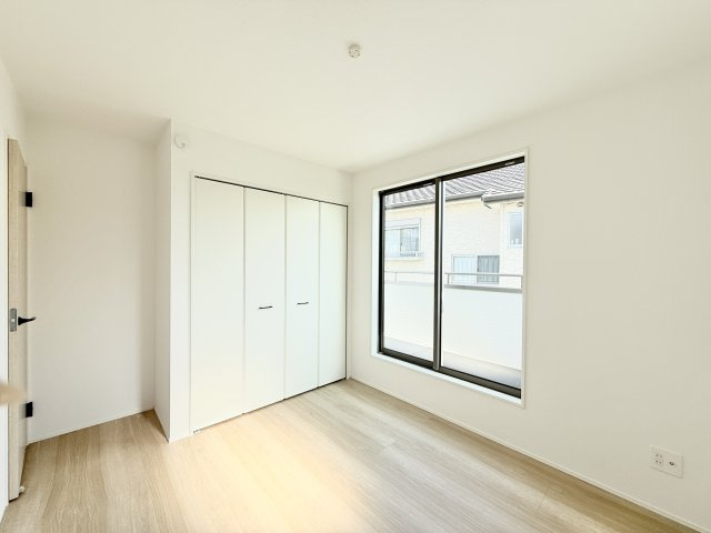 磐田市池田 3期1棟の洋室|2階 約6.7帖の洋室は、バルコニーへ行き来できるお部屋。お子様部屋とし、もう1部屋いかがでしょうか♪