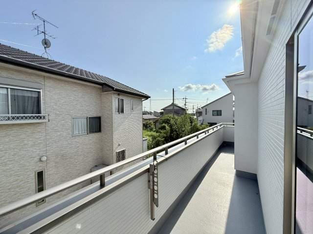 磐田市池田 3期1棟のバルコニー|長めのバルコニーで晴れた日は、沢山のお洗濯やお布団が気持ちよく干せますね☆
