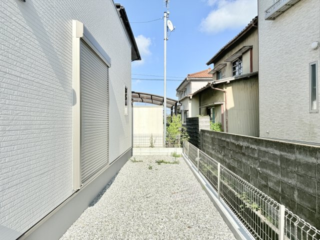 磐田市池田 3期1棟の庭|屋外にはちょっとしたお庭スペースがあり、親子でガーデニングやお子様用プールなどで楽しんでみてはいかがでしょうか☆