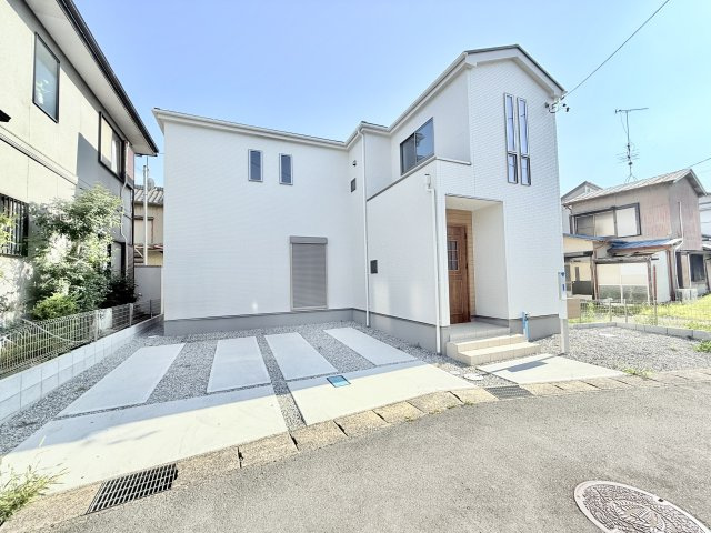 磐田市池田 3期1棟の駐車場|お家の前には車種にもよりますが、約2台分の駐車スーペースが確保されております。
