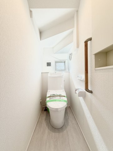 磐田市池田 3期1棟のトイレ|各階にトイレが設置されており、朝の慌ただしい時間でも混むことがなく安心ですね！