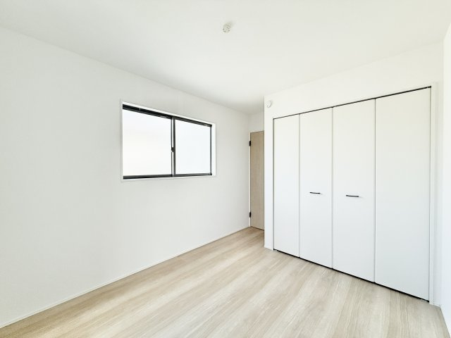 磐田市池田 3期1棟の洋室|2階 約5.25帖の洋室は、明るく大きなクローゼットも完備されており、お子様用のお部屋にピッタリ♪