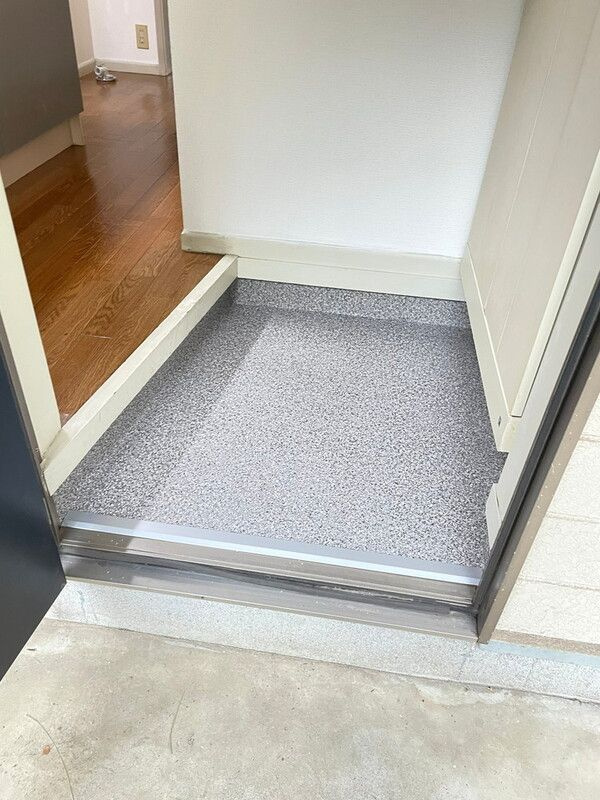 ユーエムイーB棟の玄関