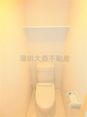 ドミール蓮沼のトイレ|棚と暖房便座付きのトイレ　