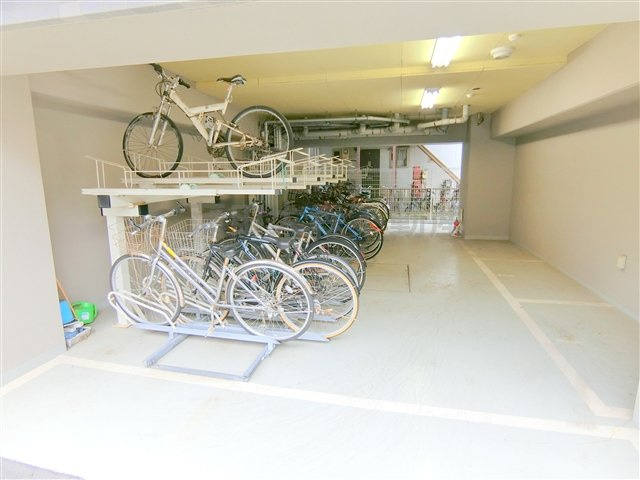 ドミール蓮沼のその他共用部分|屋根付きの駐輪場