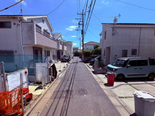 【前面道路含む現地写真】 | 練馬区石神井町７丁目　新築戸建て　２号棟 | 高く青い空を感じて暮らす街並みの一角、静かな暮らしを送れます