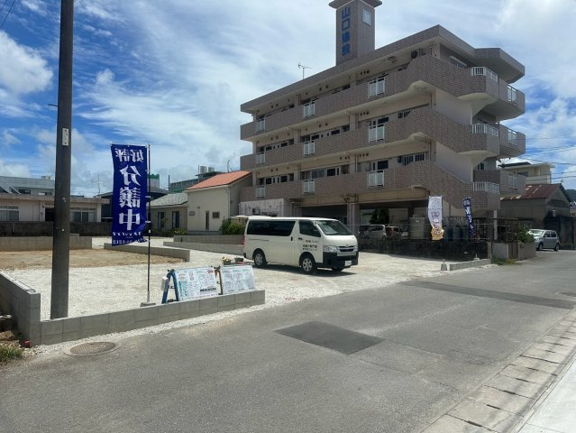 リーブルガーデン名護市宮里　第２・４号棟の駐車場|前面道路を含む現地写真（2026年7月撮影）