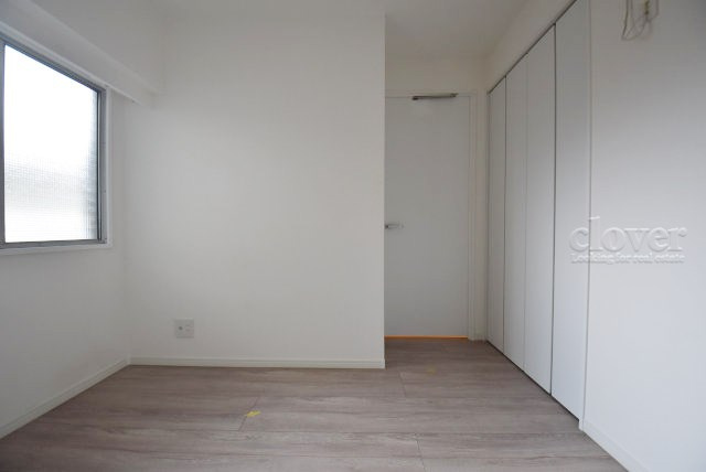 【寝室】 | 越前堀永谷マンション | 窓から明るい光が差し込む洋室。ベッドを置いて個人居室にする場合は、多くの時間を過ごすことになる空間です。使い勝手や落ち着きを想像してください。～即日のご見学可能～　お問合せはお気軽にどうぞ。
