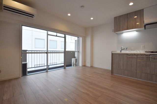 【キッチン】 | 越前堀永谷マンション | くつろぎの空間であるLDKの様子。安心してくつろげるよう派手さは控えて、さりとて地味すぎもせず、あなたの生活を彩ってくれます。～即日のご見学可能～　お問合せはお気軽にどうぞ。