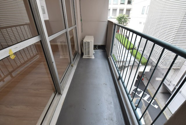 【バルコニー】 | 越前堀永谷マンション | バルコニーの様子。ちなみにバルコニーは専有部分ではなく「共用部分」の扱いです。～即日のご見学可能～　お問合せはお気軽にどうぞ。