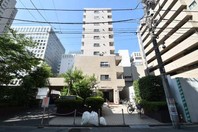 【外観】 | 越前堀永谷マンション | 青空によく映える建物です。手入れの行き届いた外壁やマンション正面エントランスなど、綺麗な姿をぜひ一度、現地にてご覧ください。～即日のご見学可能～　お問合せはお気軽にどうぞ。
