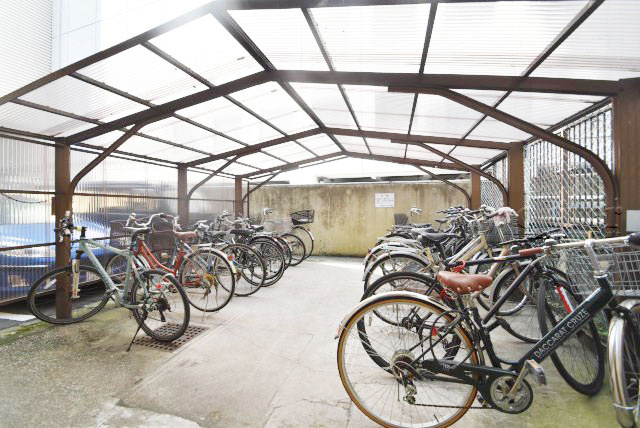 【駐輪場】 | 越前堀永谷マンション | 自転車置き場。マンションの共用部にあたります。空きの有無や駐輪料金、各戸の台数制限などについては、改めてお問い合わせください。～即日のご見学可能～　お問合せはお気軽にどうぞ。
