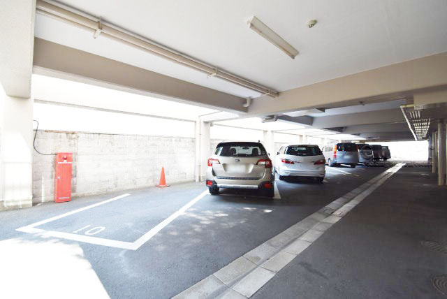 【駐車場】 | 越前堀永谷マンション | マンションの駐車場スペース。空きの有無や駐車料金、サイズ規定などについては、改めてお問い合わせください。～即日のご見学可能～　お問合せはお気軽にどうぞ。
