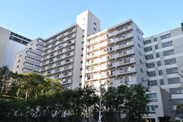 【外観】 | 越前堀永谷マンション | 手入れの行き届いた外壁やエントランスなど、「見ればわかる」レベルで清潔感を保ったマンションです。築年数を感じさせない姿で皆様をお出迎えします。～即日のご見学可能～　お問合せはお気軽にどうぞ。
