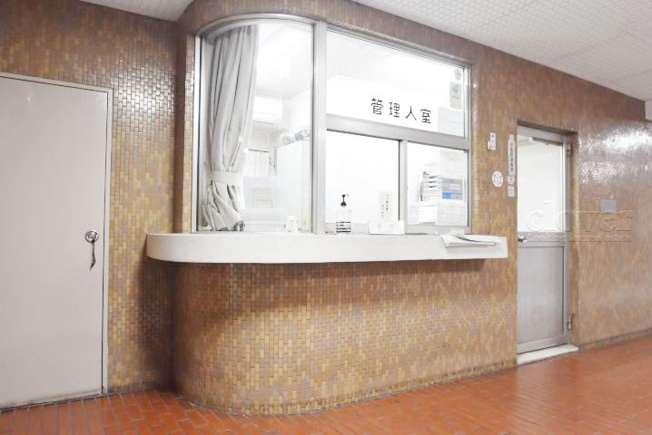 【受付】 | 越前堀永谷マンション | 管理人さんが勤務する管理室です。マンションに出入りする人たちを見守り、注意を払ってくれています。～即日のご見学可能～　お問合せはお気軽にどうぞ。

