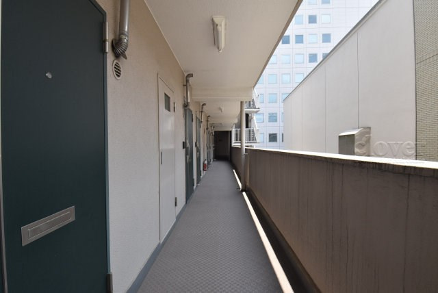 【その他共用部分】 | 越前堀永谷マンション | 共用廊下です。ここもきれいに清掃されています。周囲のお部屋の様子も、ぜひ伺ってみてください。～即日のご見学可能～　お問合せはお気軽にどうぞ。