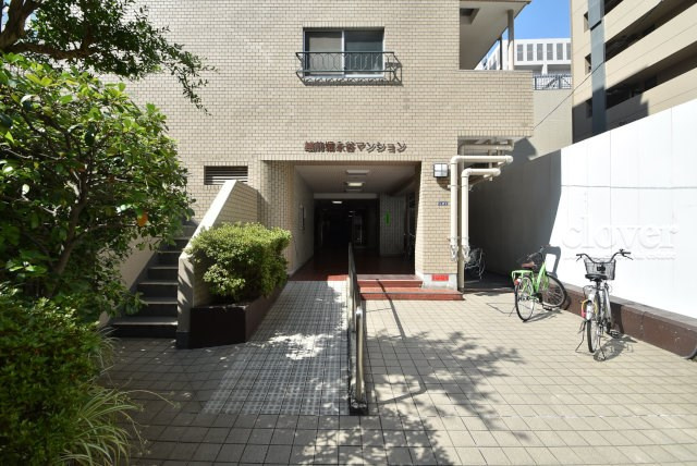 【エントランス】 | 越前堀永谷マンション | お客様を、そして住人を出迎えてくれるマンションのエントランス。ゴミが落ちていないことからも、管理状態の良さや住民の節度の高さが見て取れます。～即日のご見学可能～　お問合せはお気軽にどうぞ。
