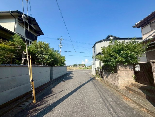近江八幡市緑町2丁目　建築条件無し売土地の前面道路含む現地写真|前面道路は幅員約5.2mの公道。戸建住宅が並ぶ、落ち着いた住環境です。