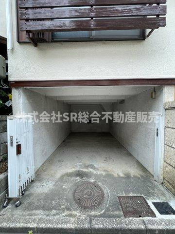 西岩田4丁目中古戸建の駐車場|お車をお持ちの方には必要な駐車場はビルトインガレージ1台分（車種による）です！