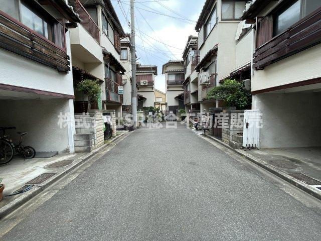 西岩田4丁目中古戸建の前面道路含む現地写真|当日予約も大歓迎です！土日祝、雨の日やお子様連れのお客様の送迎も可能ですのでお気になさらずお問合せ下さい。お仕事終わりのお時間にも柔軟に対応致しますのでお気軽にお申し付け下さいませ。