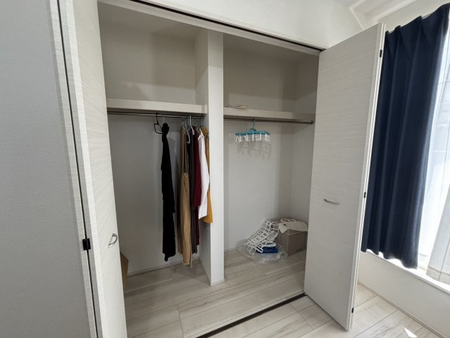 野田市山崎中古戸建　令和4年築の収納|大容量のクローゼット！ハンガーパイプ付き。洋服をかけて収納すれば、「何を持っているか」忘れることもありません！