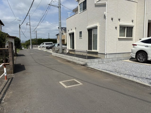 野田市山崎中古戸建　令和4年築の前面道路含む現地写真|交通量の少ない前面道路は、小さなお子様のいるご家庭でも安心です！