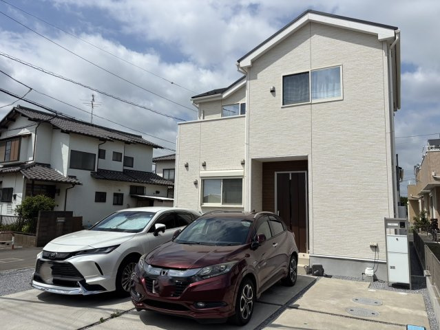 野田市山崎中古戸建　令和4年築の駐車場|車種に寄りますが3台分のスペースあり