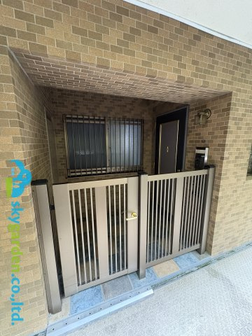 ライフレビュー藤沢ヒルズの玄関|玄関前の専用ポーチ