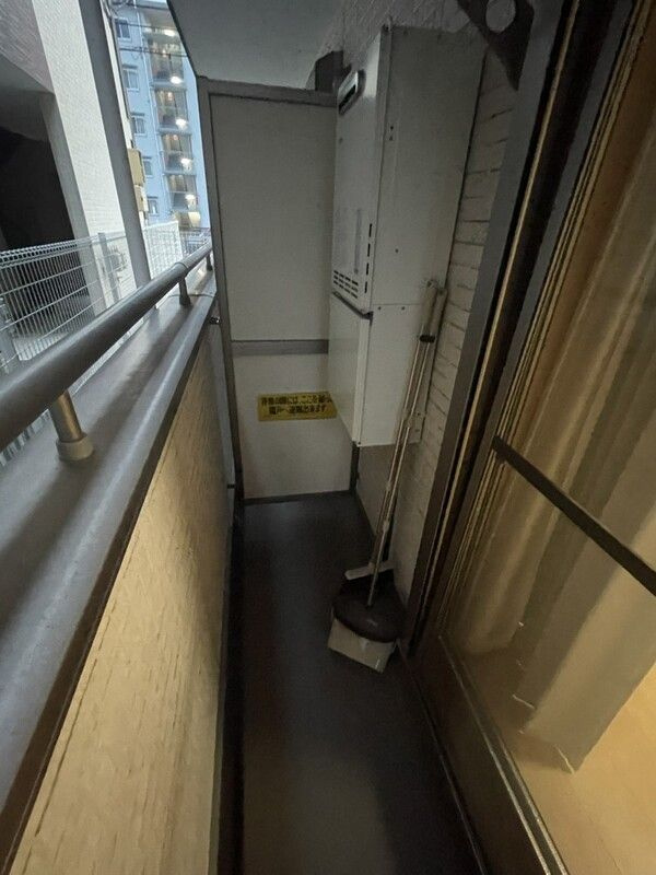 草加市草加２丁目のアパートのバルコニー