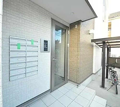 草加市草加２丁目のアパートのエントランス