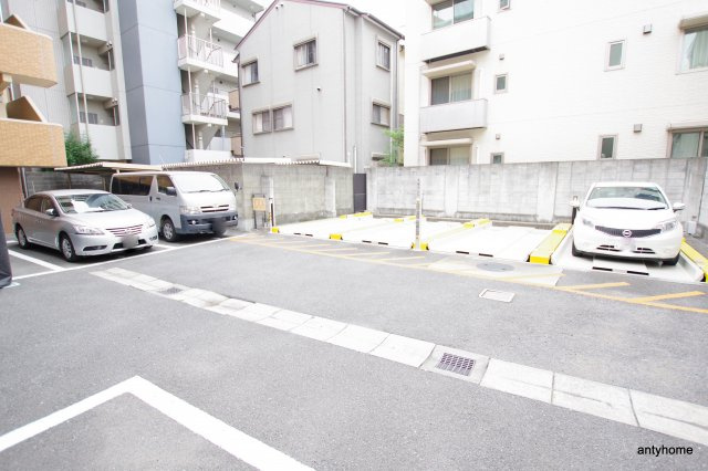 ラディアンス　仲介手数料無料の駐車場