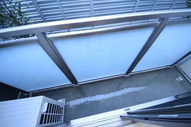 日野市神明３丁目のアパートのバルコニー