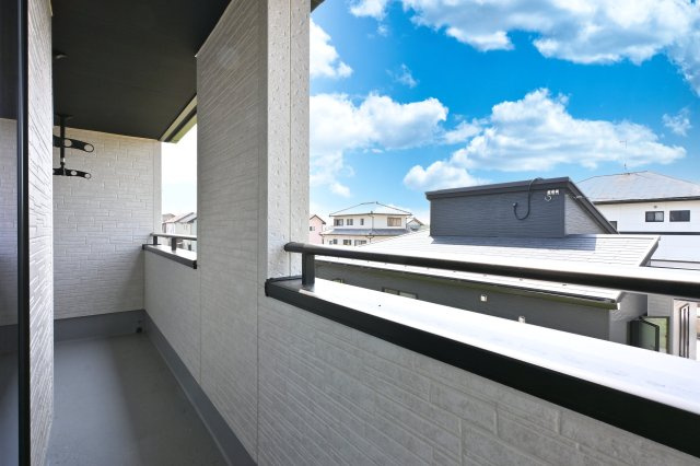 【バルコニー】 | 太田市牛沢町　グラファーレ | 屋根付きのバルコニーは急な雨でも安心です♪