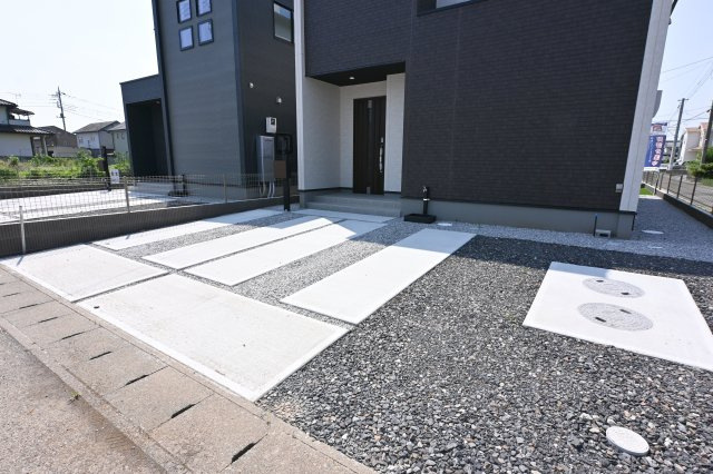 【駐車場】 | 太田市牛沢町　グラファーレ | 並列３台駐車可能な駐車場は来客時やお子様が大きくなっても安心です♪