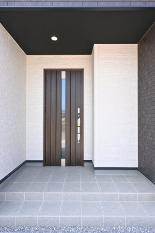 【玄関】 | 太田市牛沢町　グラファーレ | 広々とした玄関ポーチは雨の日も濡れずに安心です♪