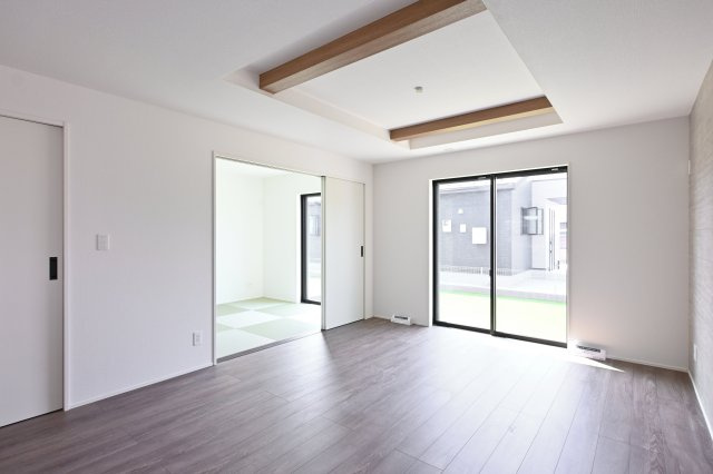 【居間・リビング】 | 太田市牛沢町　グラファーレ | 続き間の和室があり家族みんながゆったりとくつろげます。