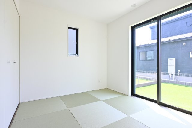 【和室】 | 太田市牛沢町　グラファーレ | 小さなお子様の遊び場にも便利な続き間の和室です♪南向きの窓で明るく暖かいお部屋です◎
