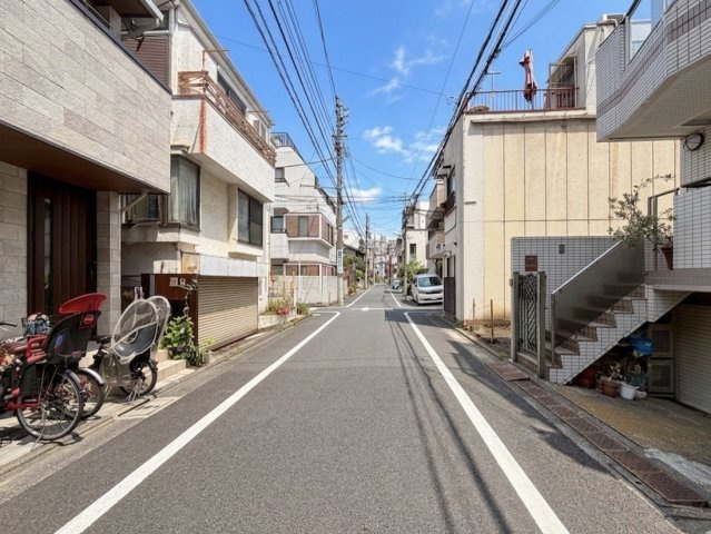 世田谷区三軒茶屋２丁目の売地の前面道路含む現地写真