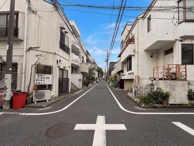 世田谷区三軒茶屋２丁目の売地の前面道路含む現地写真