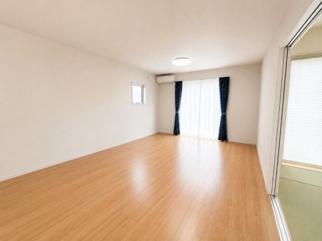 東近江市小田苅町の居間・リビング