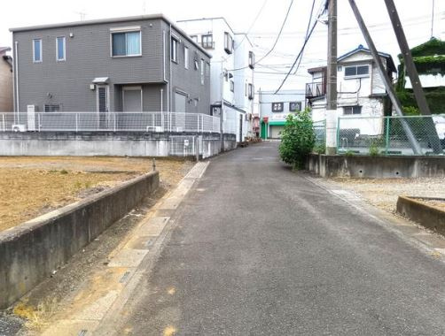 【土地】入間郡毛呂山町南台建築条件無し売地の前面道路含む現地写真