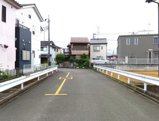 【土地】入間郡毛呂山町南台建築条件無し売地の前面道路含む現地写真