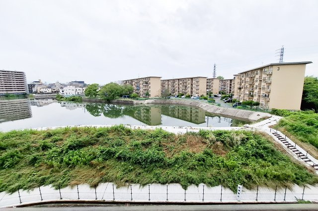 南海狭山コーポ1号棟の展望|眺望：9階建ての5階部分で、開けた景色を楽しめます。
