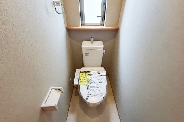 堺市東区草尾のトイレ|トイレ：TOTOの便器・温水洗浄便座を新調済み。クロスや床も貼替え済み。トイレは2階にもあります。