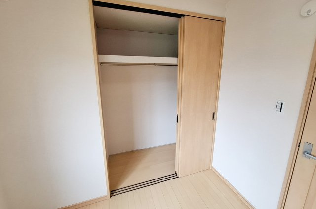 堺市東区草尾の収納|洋室1クローゼット：洋服や小物などを収納でき、お部屋の整理整頓に便利です。