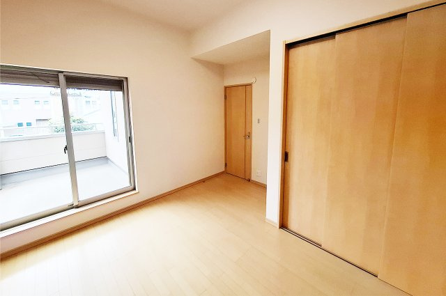 堺市東区草尾の寝室|洋室2：クロスを貼替えるなどリフォーム済み。バルコニーへ出入りが可能な約7帖の洋室は主寝室としても。