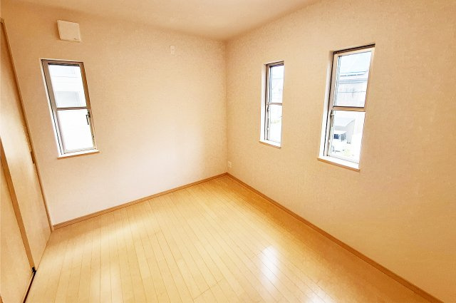 堺市東区草尾の子供部屋|洋室3：クロスを貼替えるなどリフォーム済み。窓が複数あり通風良好です。