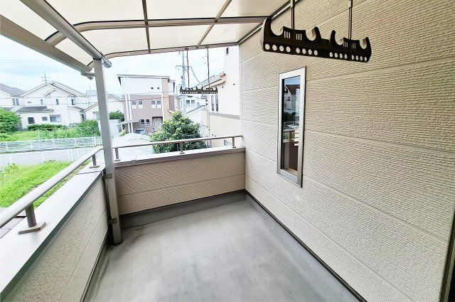 堺市東区草尾のバルコニー|バルコニー：日当りの良い南西向きバルコニー。テラス屋根付きで雨の日のお洗濯物も安心。