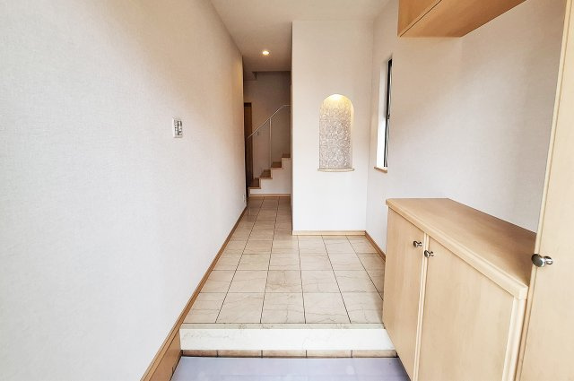 堺市東区草尾の玄関|玄関：クロスを貼替えるなどリフォーム済み。住まいの顔もきれいに整えました。