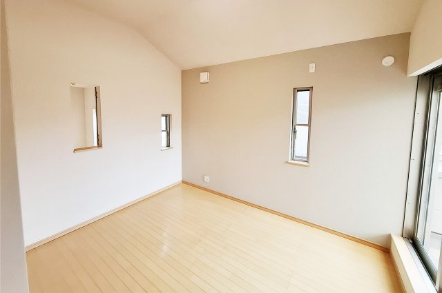 堺市東区草尾の寝室|洋室2：クロスを貼替えるなどリフォーム済み。アクセントクロスも新調しています。